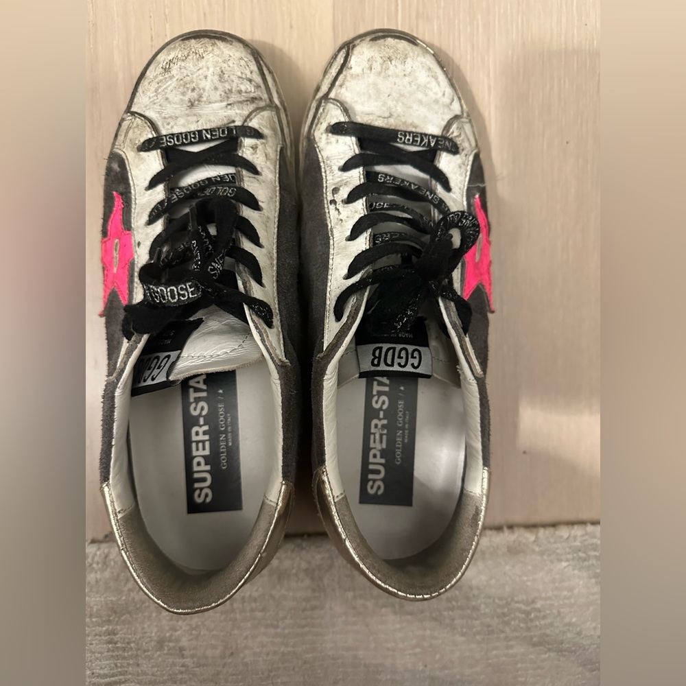 Super star golden goose in gray with a pink star on the side